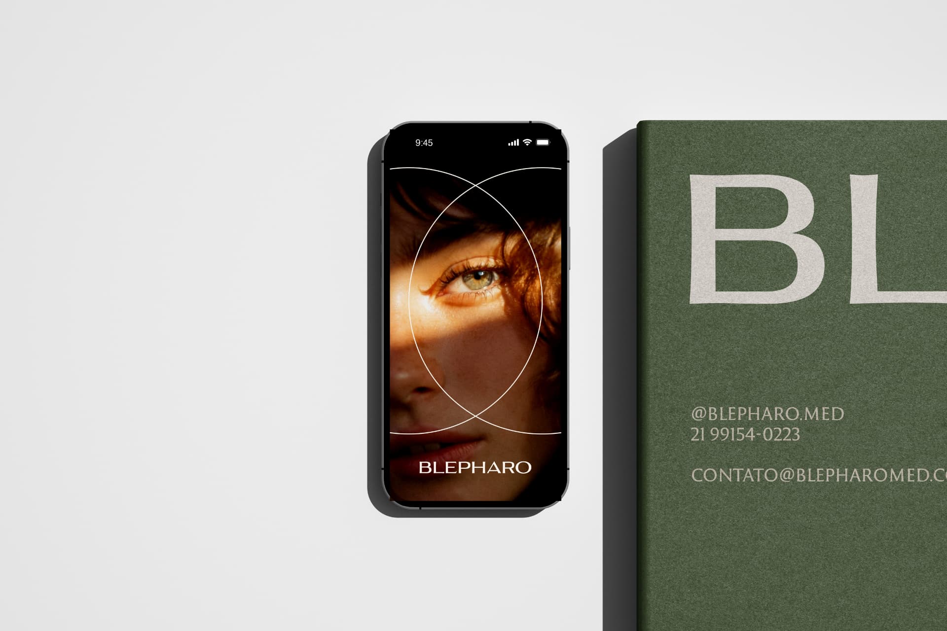 Tela da Blepharo em celular ao lado de material impresso