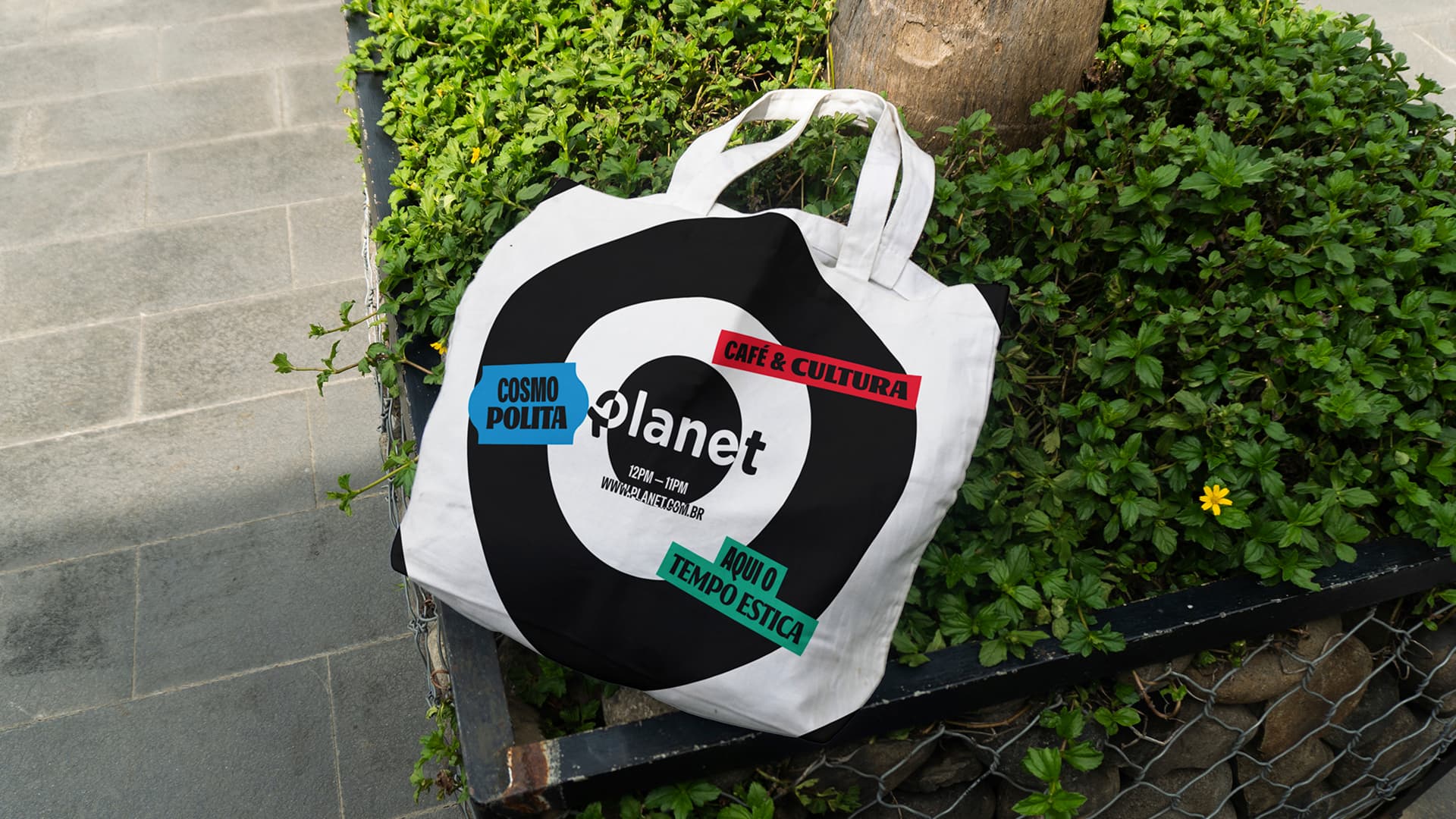 Bolsa com grafismos e frentes da Planet