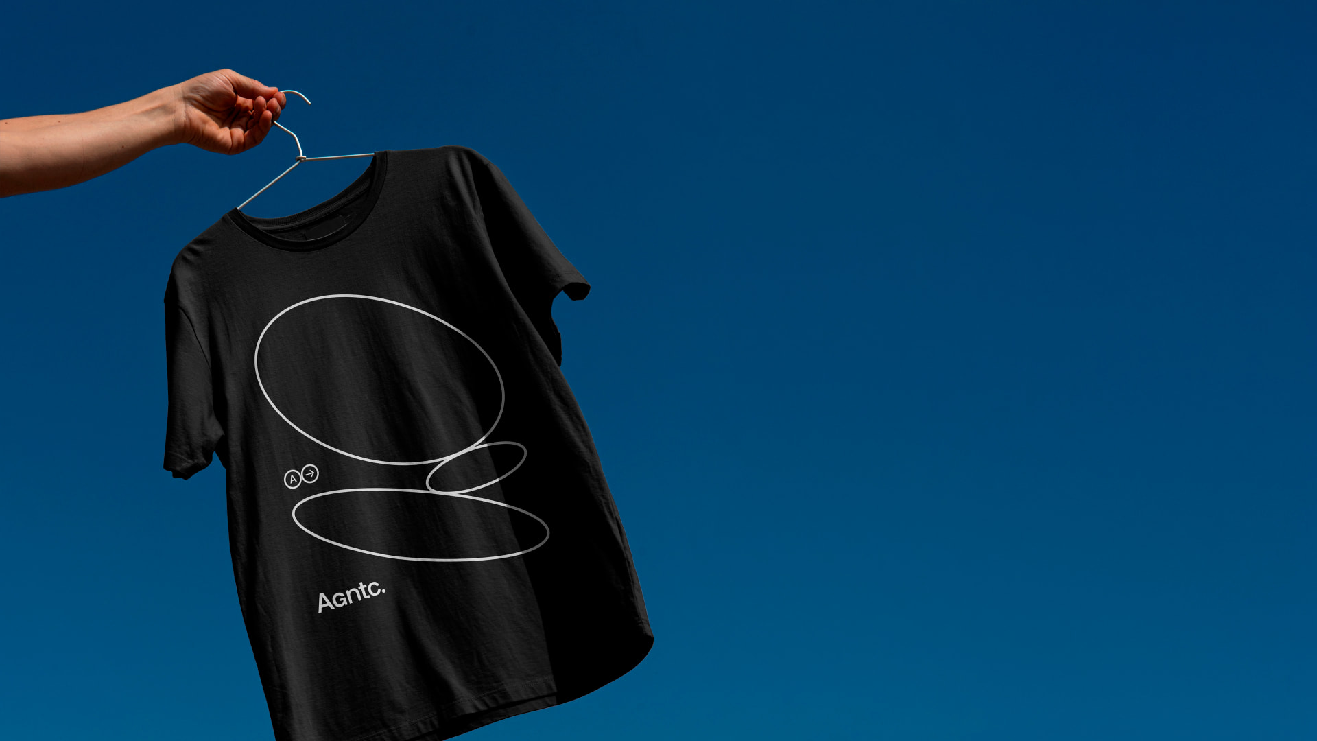 Camiseta com grafismos da Agêntica