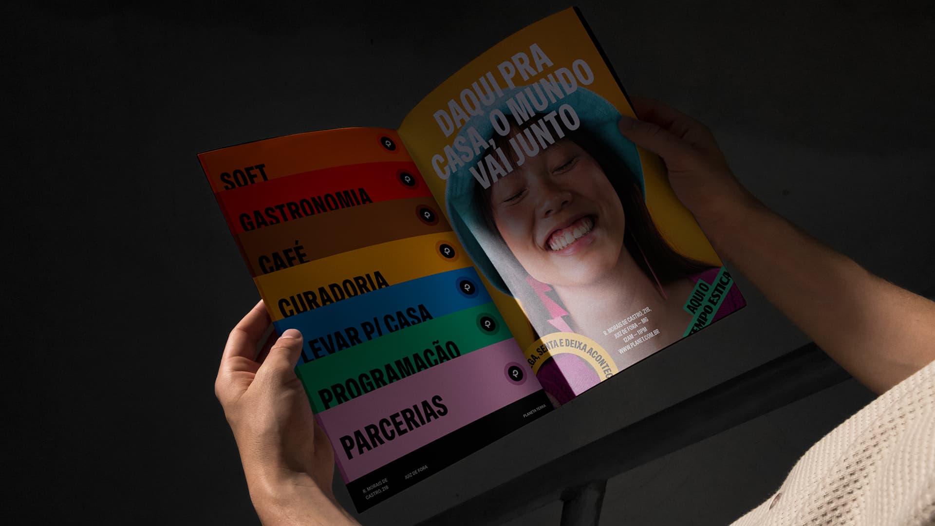 Menu impresso da Planet nas mãos de uma pessoa