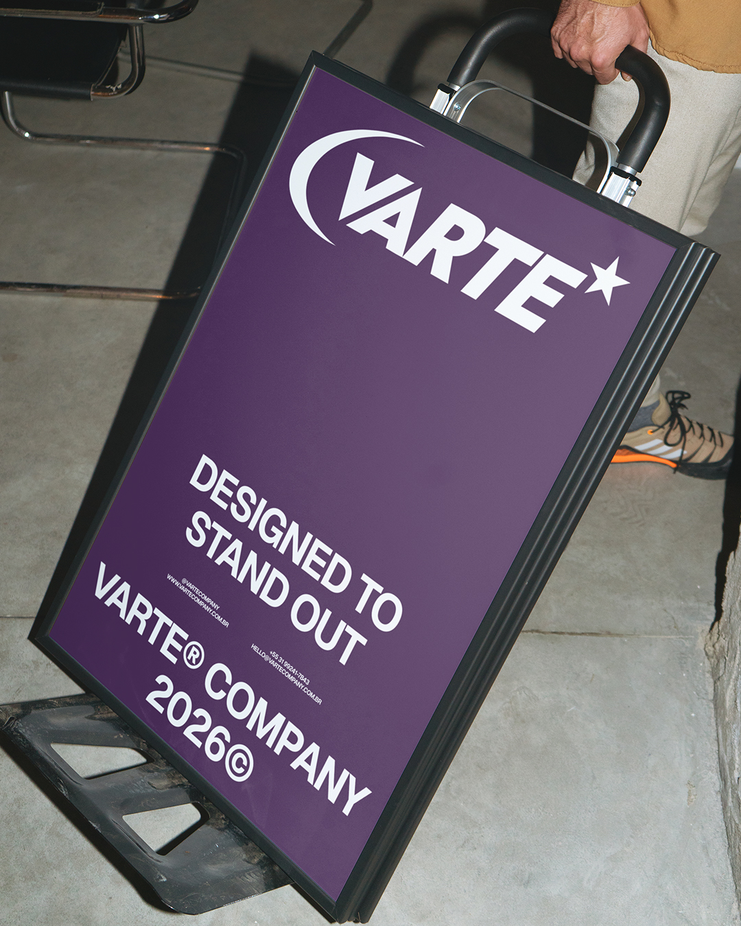 Cartaz roxo da Varte aplicado em suporte