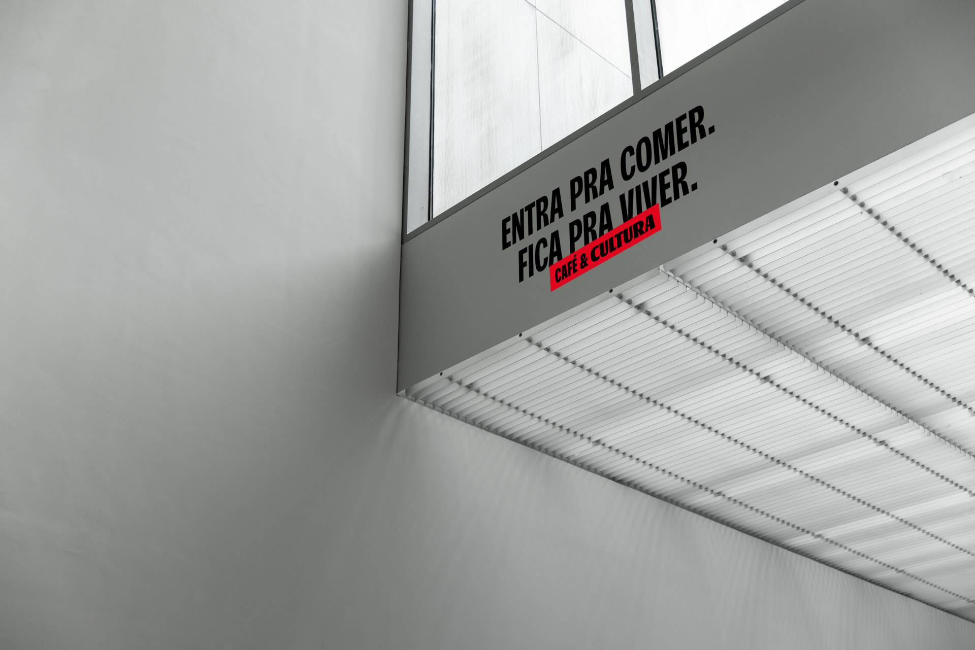 Frase “Entra pra comer. Fica pra viver.” aplicada na arquitetura