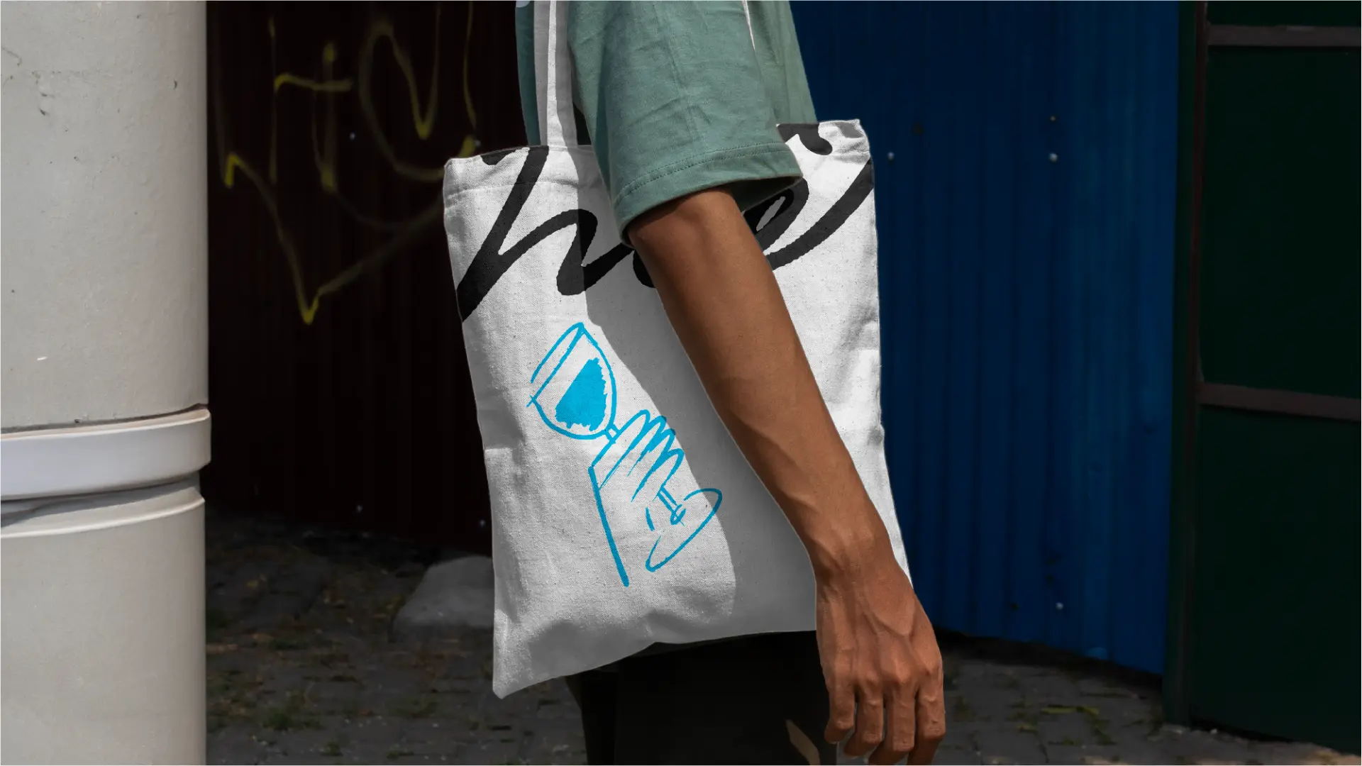 Bolsa com a identidade do Niê em uso